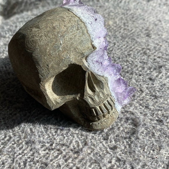 Skull + Amethyst crystal  💀 💎 - Picture 2 of 4